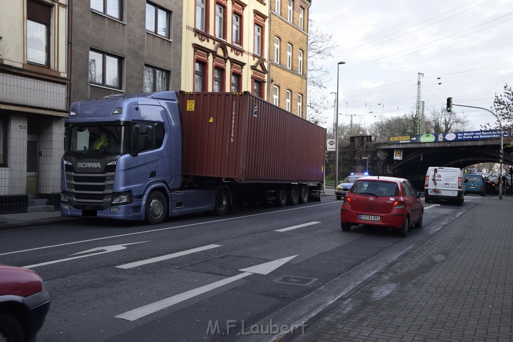 LKW gegen Bruecke wegen Rettungsgasse Koeln Muelheim P02.JPG - Miklos Laubert